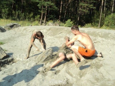 Страшная мстя, старший и племянник закапывают младшего