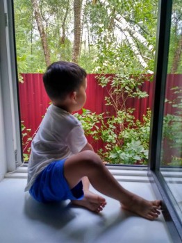 Смотрел, лез, не могла оттащить этого помощника =)