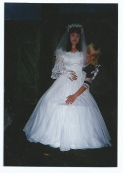 Она  даже  платье  свое  свадебное  на нее надела.  я  когда  фотки  увидела  с этим платьем  очень расстроилась. Плохая  примета.