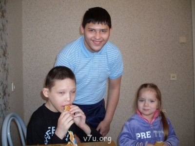 это фото месячной давности- мои детки,кровные сыновья и Ксюша.