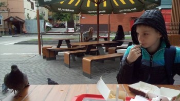 Мальчик, ты чего жмотишься, поделись едой!