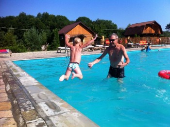 Ваня ныряет в папу